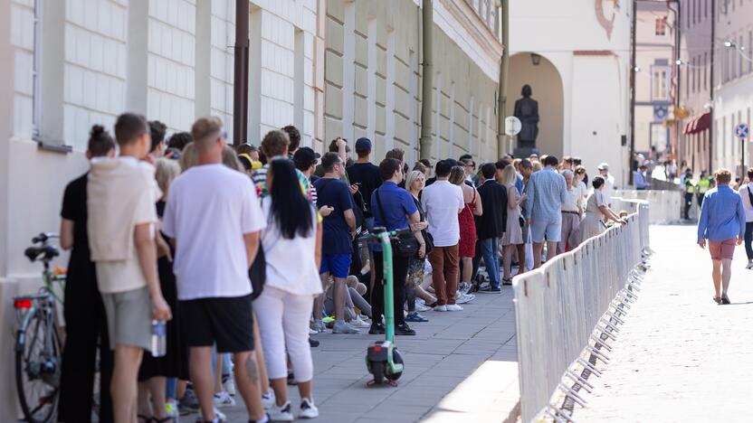 Žmonės renkasi prie Vilniaus universiteto laukdami J. Bideno kalbos