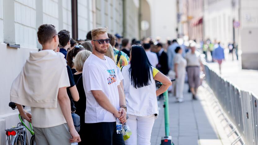 Žmonės renkasi prie Vilniaus universiteto laukdami J. Bideno kalbos