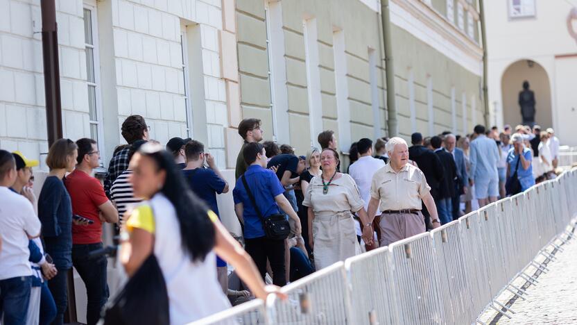 Žmonės renkasi prie Vilniaus universiteto laukdami J. Bideno kalbos