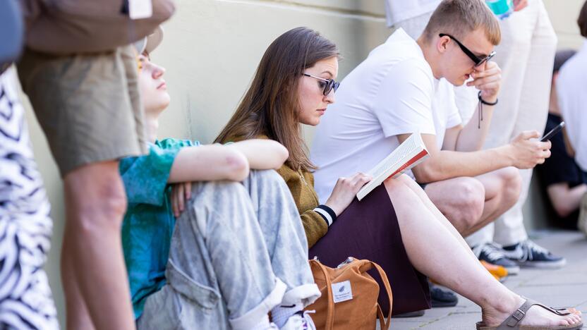 Žmonės renkasi prie Vilniaus universiteto laukdami J. Bideno kalbos