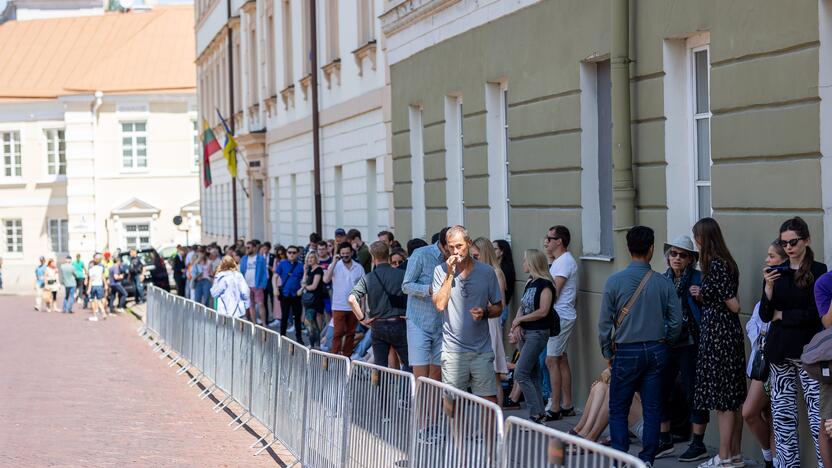 Žmonės renkasi prie Vilniaus universiteto laukdami J. Bideno kalbos