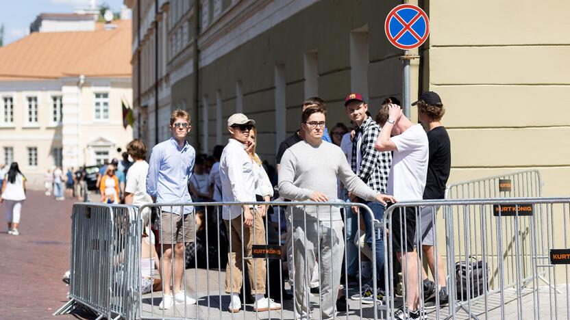 Žmonės renkasi prie Vilniaus universiteto laukdami J. Bideno kalbos