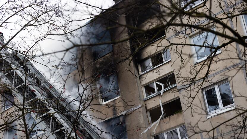 Keturis butus Viršuliškių daugiabutyje surijo liepsnos