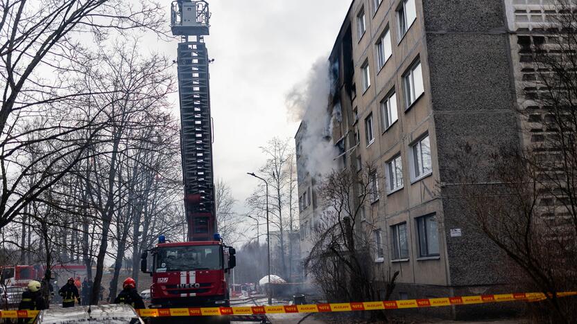 Keturis butus Viršuliškių daugiabutyje surijo liepsnos