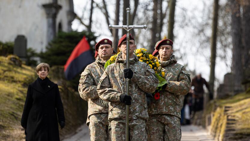 Lietuva atsisveikino su Ukrainoje žuvusiu kariu T. Tumu