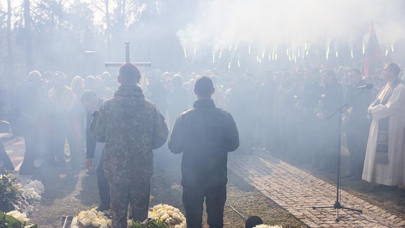 Lietuva atsisveikino su Ukrainoje žuvusiu kariu T. Tumu