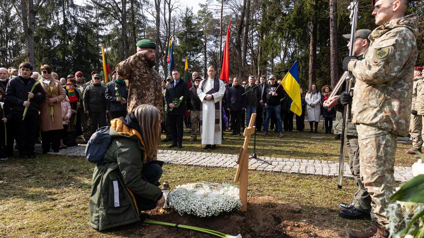 Lietuva atsisveikino su Ukrainoje žuvusiu kariu T. Tumu