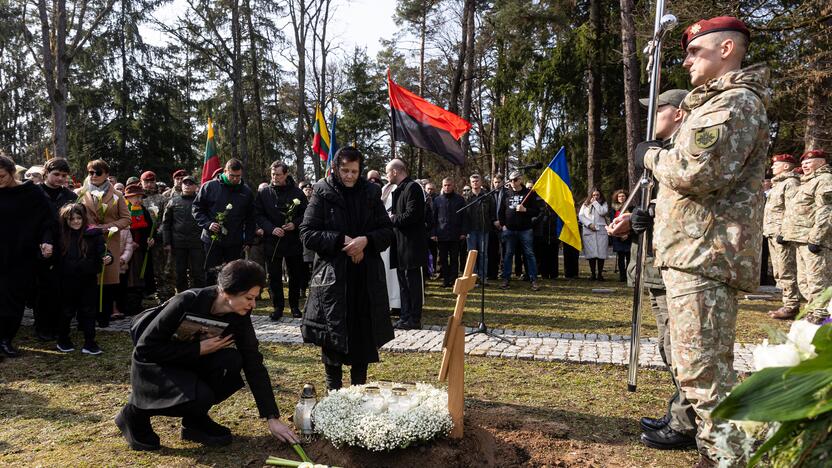 Lietuva atsisveikino su Ukrainoje žuvusiu kariu T. Tumu