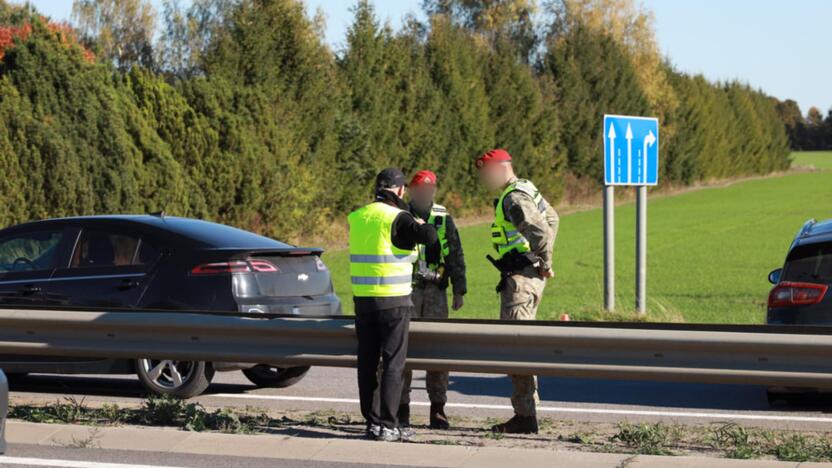 Ties Akademija į avariją pateko šarvuočių kolona