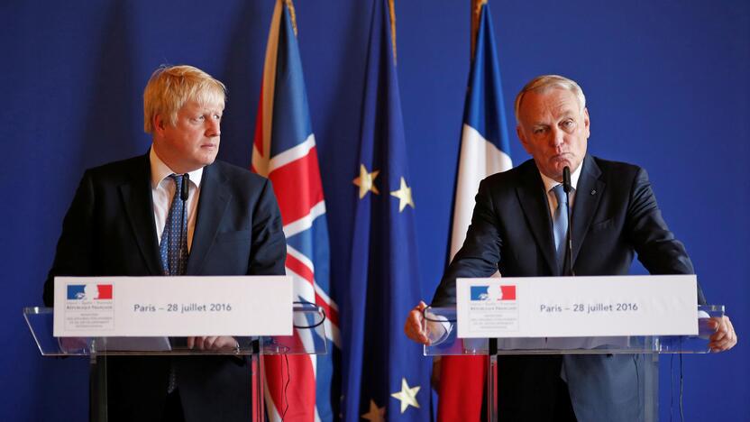 Borisas Johnsonas(kairėje) ir Jeanas-Marcas Ayrault(dešinėje)