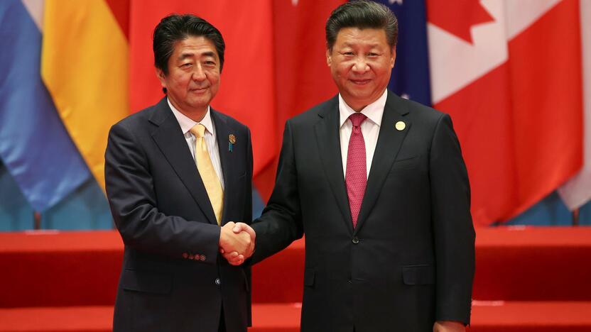 Shinzo Abe (kairėje) ir Xi Jinpingas (dešinėje)