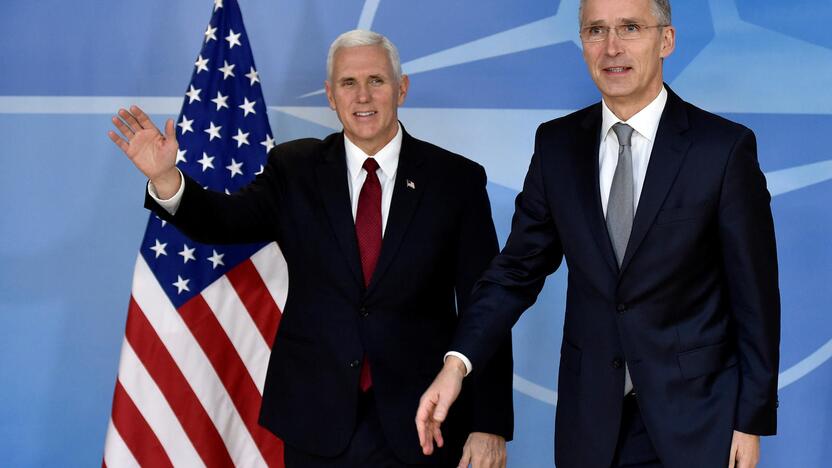 Jensas Stoltenbergas (dešinėje) ir Mike Pence (kairėje)