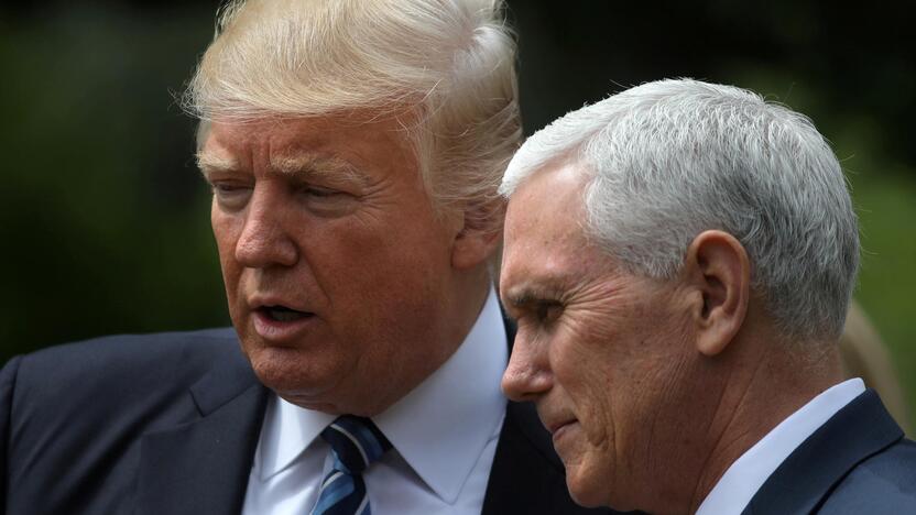 Donaldas Trumpas (kairėje) ir Mike'as Pence'as (dešinėje)