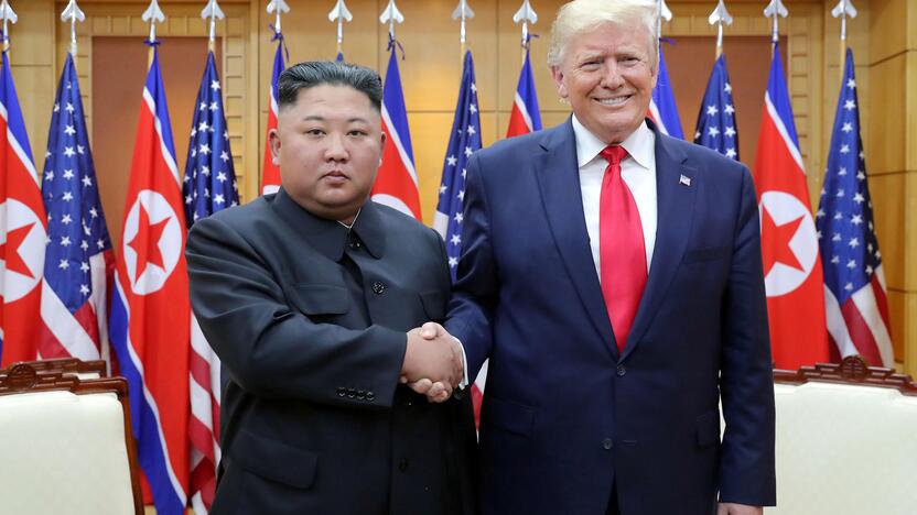 Kim Jong Un (kairėje) ir Donaldas Trumpas (dešinėje)