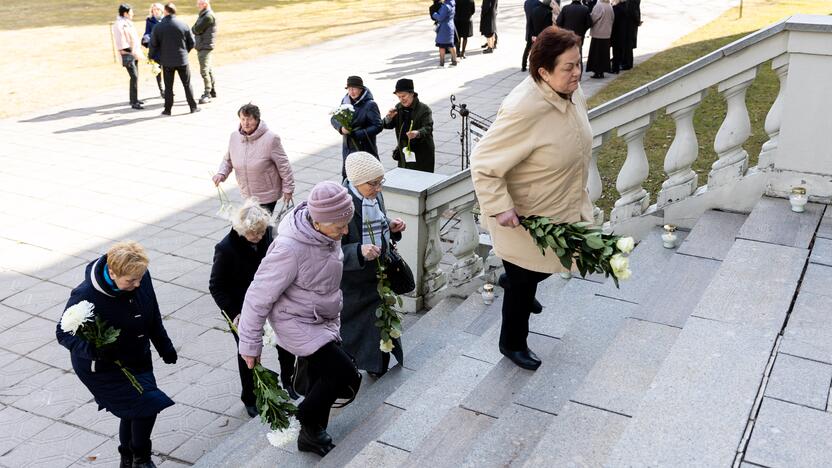 Atsisveikinama su žuvusiu M. Kvedaravičiumi 