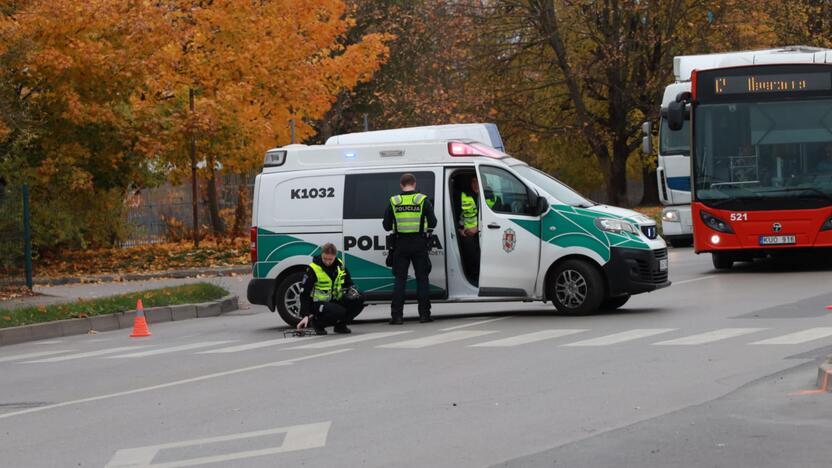 Elektrėnų g. BMW rėžėsi į stotelę su žmonėmis