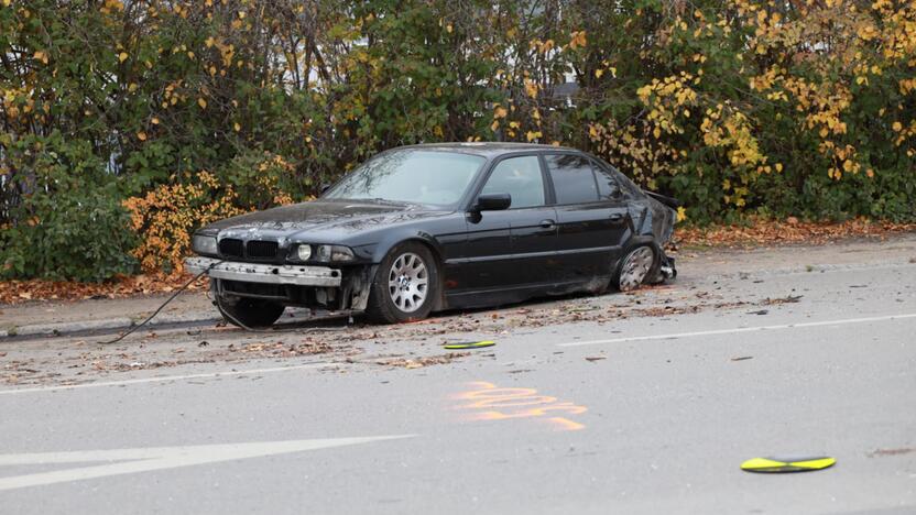 Elektrėnų g. BMW rėžėsi į stotelę su žmonėmis