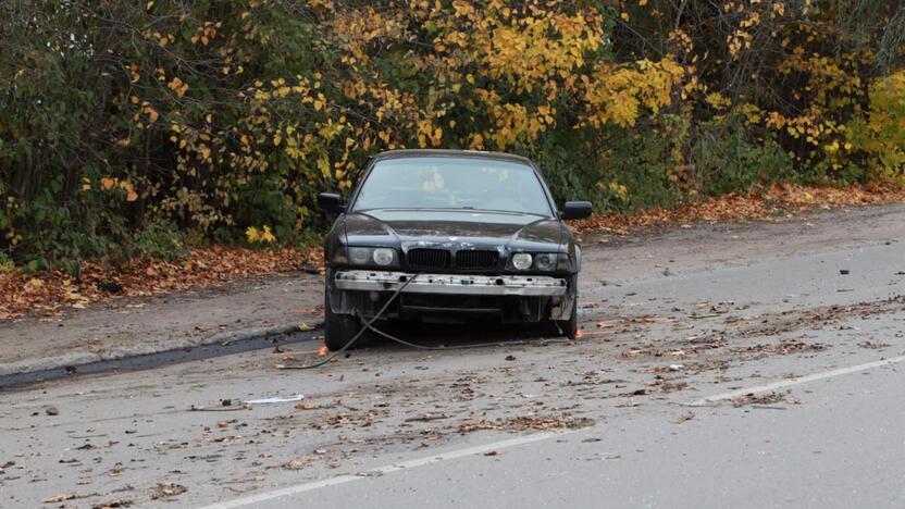 Elektrėnų g. BMW rėžėsi į stotelę su žmonėmis