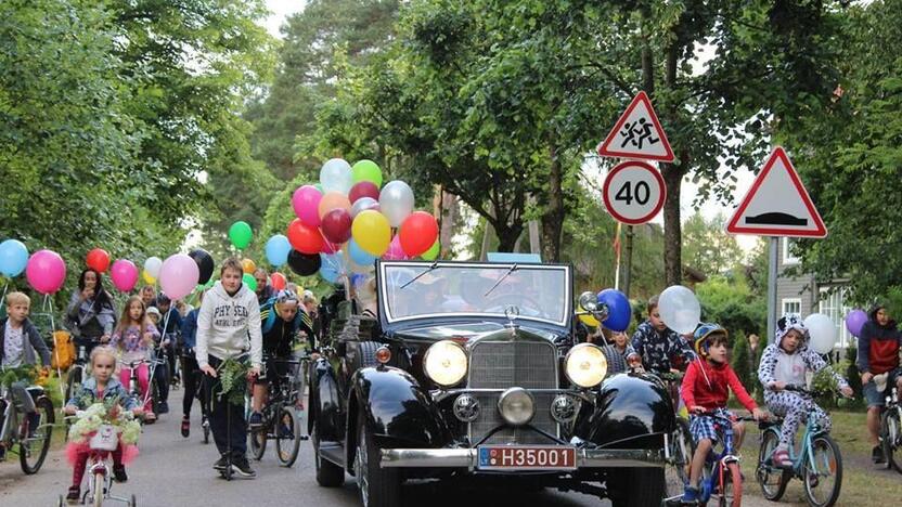 Tradicija: kurorto gegužinė visuomet prasideda senųjų automobilių ir dviratukų paradu.