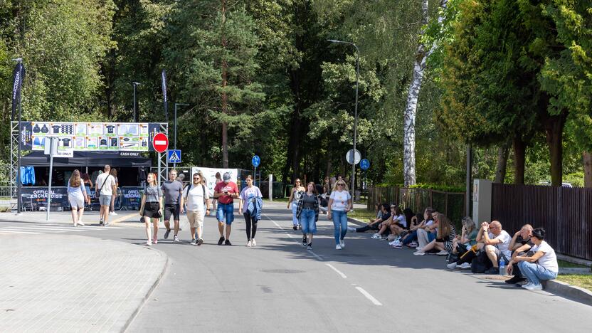 Prie Dariaus ir Girėno stadiono rikiuojasi pirmieji E. Sheerano gerbėjai