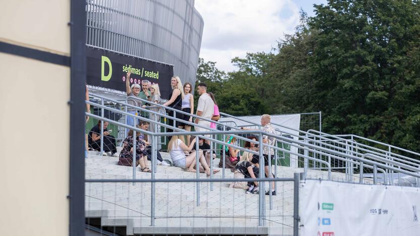 Prie Dariaus ir Girėno stadiono rikiuojasi pirmieji E. Sheerano gerbėjai