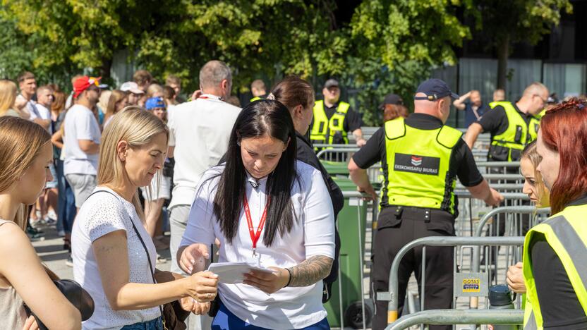 Prie Dariaus ir Girėno stadiono rikiuojasi pirmieji E. Sheerano gerbėjai