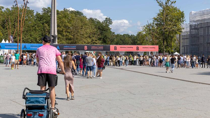 Prie Dariaus ir Girėno stadiono rikiuojasi pirmieji E. Sheerano gerbėjai