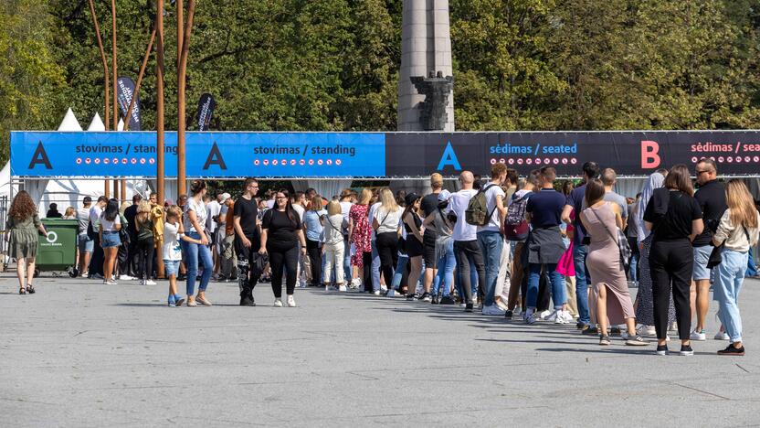 Prie Dariaus ir Girėno stadiono rikiuojasi pirmieji E. Sheerano gerbėjai