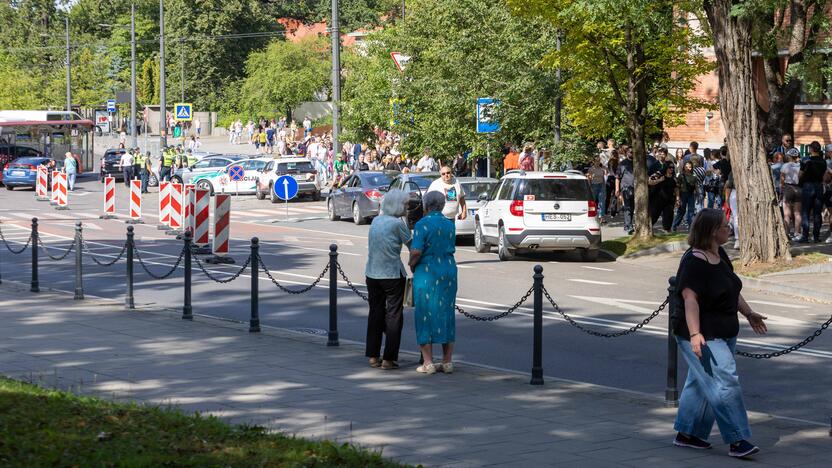 Į E. Sheerano koncertą plūsta margaspalvė minia