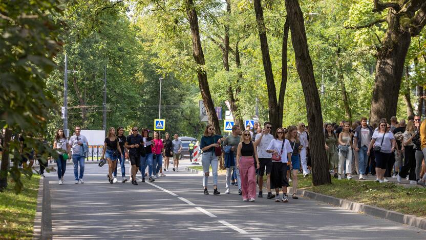 Į E. Sheerano koncertą plūsta margaspalvė minia