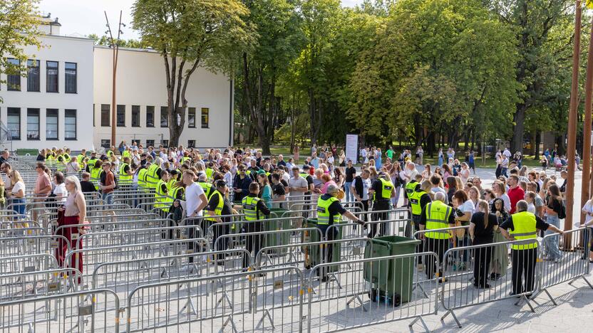 Į E. Sheerano koncertą plūsta margaspalvė minia