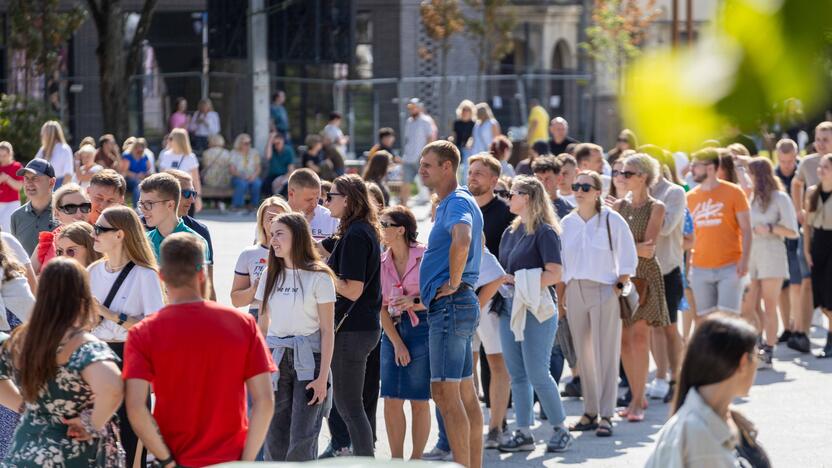 Į E. Sheerano koncertą plūsta margaspalvė minia