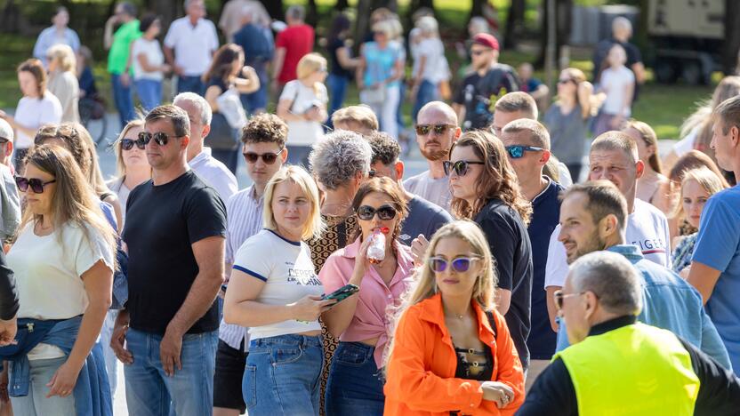 Į E. Sheerano koncertą plūsta margaspalvė minia