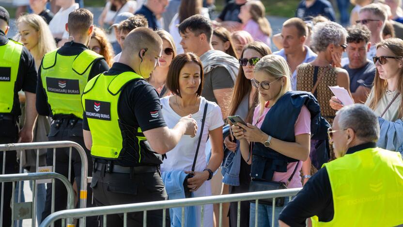 Į E. Sheerano koncertą plūsta margaspalvė minia