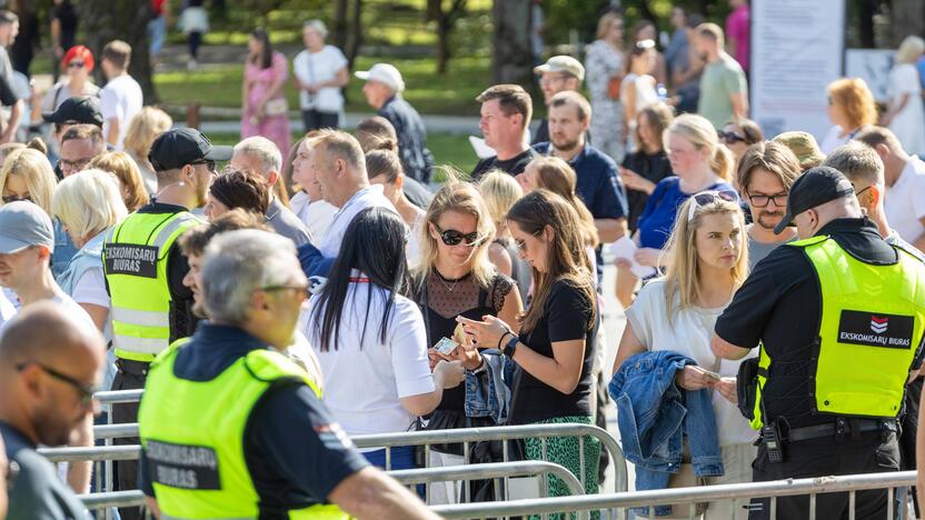 Į E. Sheerano koncertą plūsta margaspalvė minia