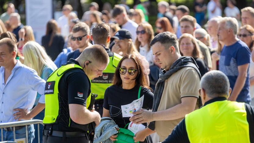 Į E. Sheerano koncertą plūsta margaspalvė minia