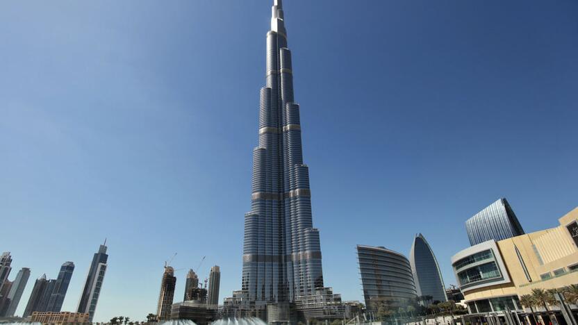 2011 metais Dubajuje pradėjo veikti „aukščiausiai pasaulyje“ esantis restoranas — 422 metrų aukščio pastato „Burj Khalifa“ 122-jame aukšte.