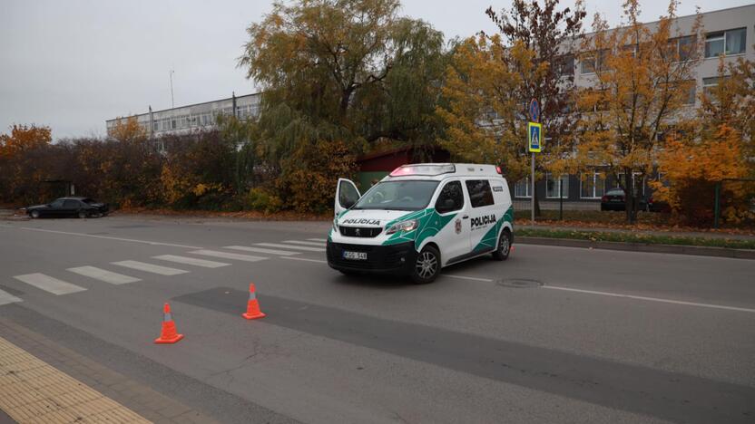 Elektrėnų g. BMW rėžėsi į stotelę su žmonėmis