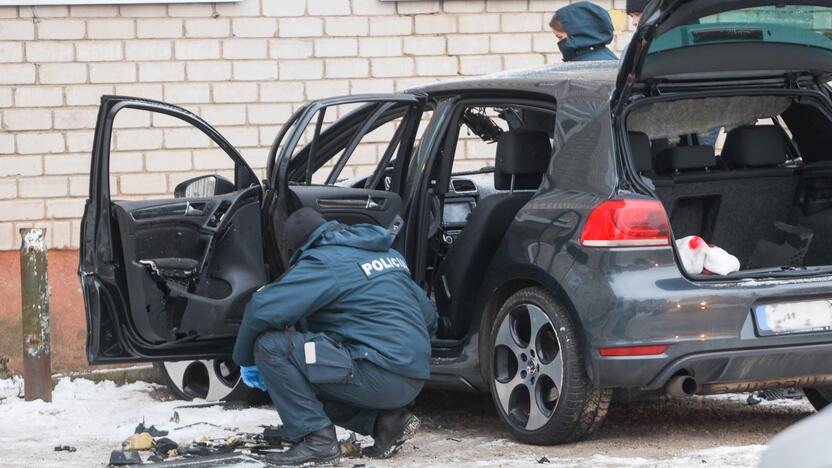 Kaune, daugiabučio kieme, sprogo „VW Golf“