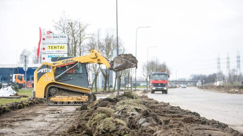 Nesustoja: miesto gatvėse kelininkai dirba įprastu ritmu.