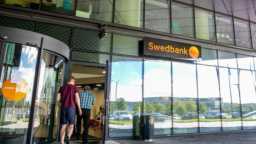 Skundas: "Swedbank" užblokavo sąskaitą, nes neįgali pensininkė neužpildė kliento klausimyno.