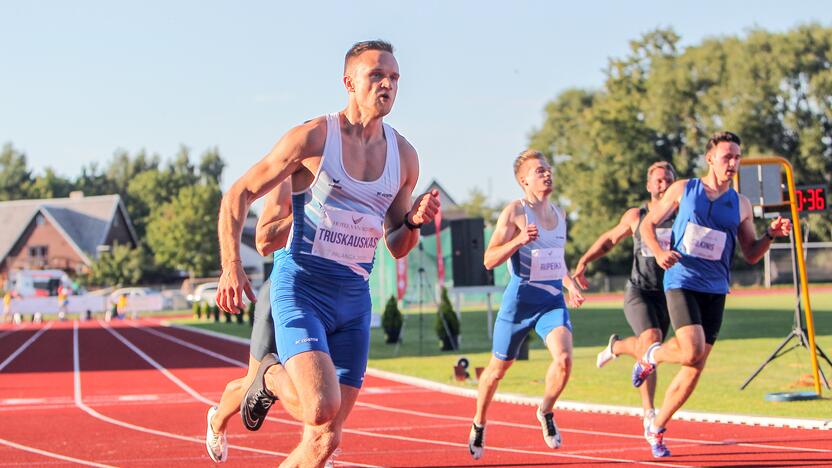 Įsibėgėjo: G.Truskauskas (kairėje) pernai vasarą pagerino nacionalinį 200 m bėgimo rekordą.