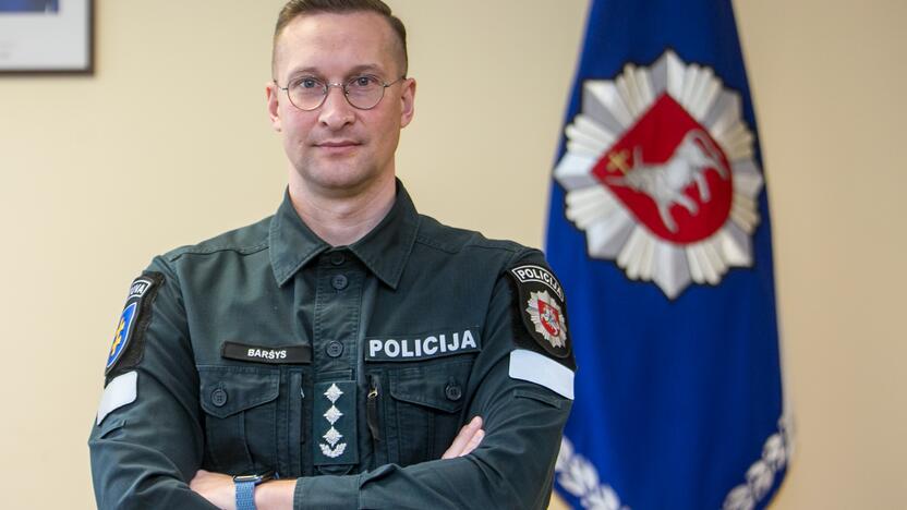 Karjera: prieš pradėdamas dirbti policijoje su bendramoksliais iš Kauno policijos fakulteto Kauno gatvėse patruliavęs M.Baršys tarnybos dvidešimtmetį sutiks eidamas Kauno apskrities policijos vadovo pareigas.