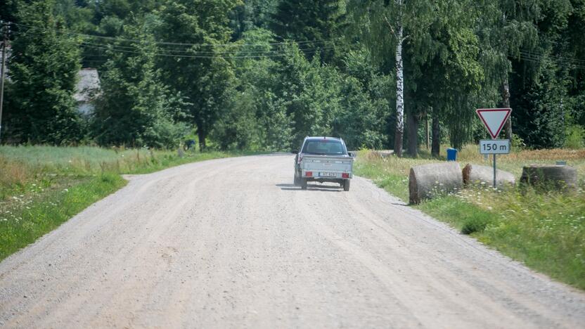 Įspūdžiai: 10 km žvyrkelio ruožas Jieznas–Nibriai – kantrybės išbandymas juo važiuojantiesiems.