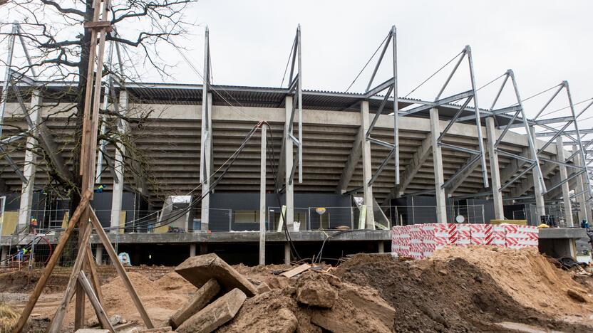 Darbai: Dariaus ir Girėno stadiono tribūnose jau montuojamos kėdės.