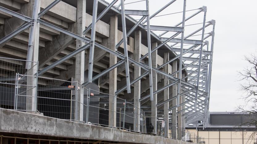 Darbai: Dariaus ir Girėno stadiono tribūnose jau montuojamos kėdės.