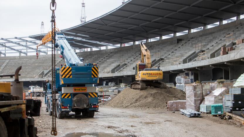 Darbai: Dariaus ir Girėno stadiono tribūnose jau montuojamos kėdės.