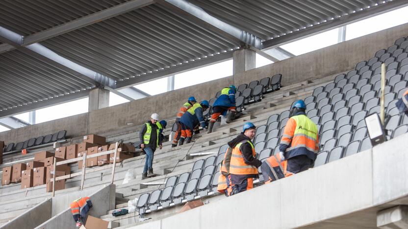 Darbai: Dariaus ir Girėno stadiono tribūnose jau montuojamos kėdės.