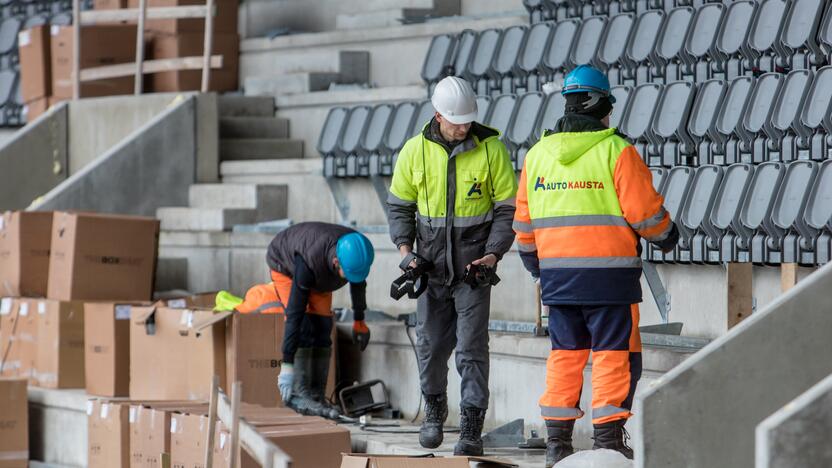 Darbai: Dariaus ir Girėno stadiono tribūnose jau montuojamos kėdės.