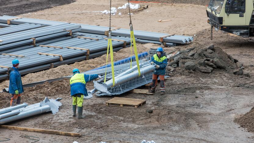 Darbai: Dariaus ir Girėno stadiono tribūnose jau montuojamos kėdės.